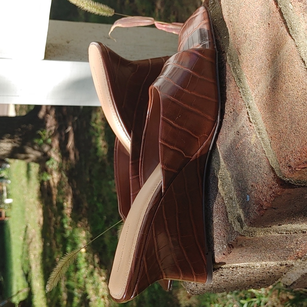 Amazon Essentials Brown Embossed Wedge Sandals Si… - image 3